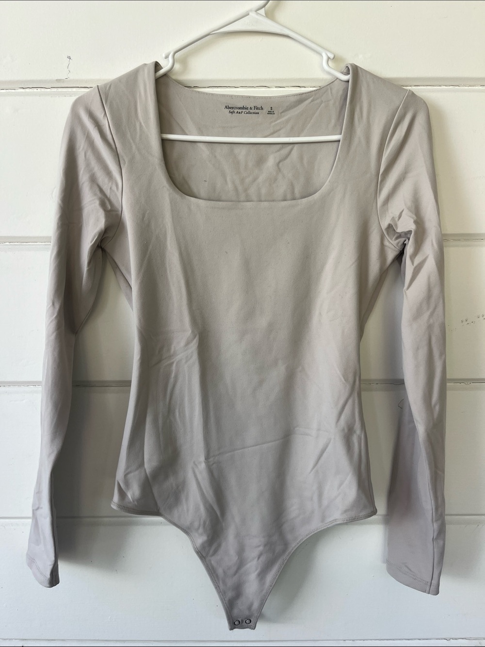 Abercrombie & Fitch Long-Sleeve Square Neck Bodysuit - Light Taupe